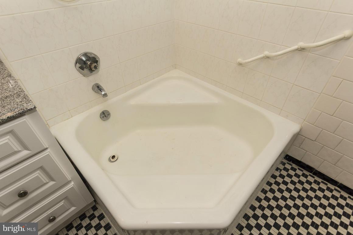 4012 Kahlston Road Baltimore, MD 21236 - Photo 23 of 30 a bathroom with a bathtub