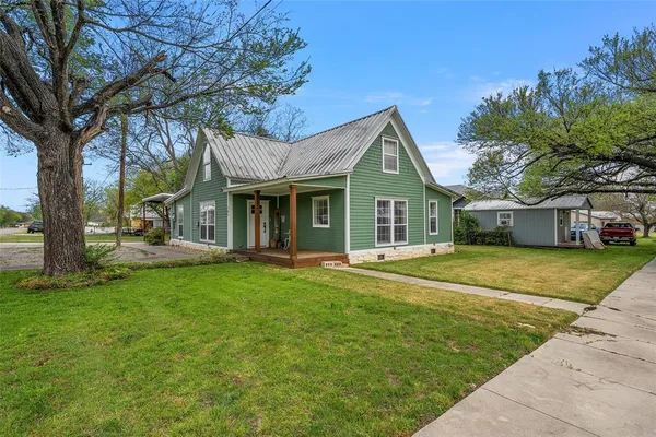 $350,000 | 107 W Avenue, Valley Mills, TX 76689