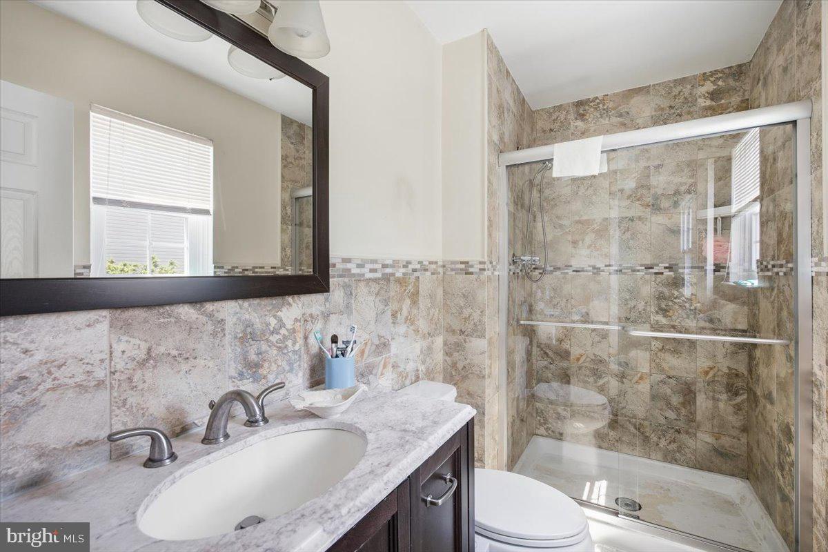 10882 Knights Road Philadelphia, PA 19154 - Photo 18 of 33 Main Bathroom