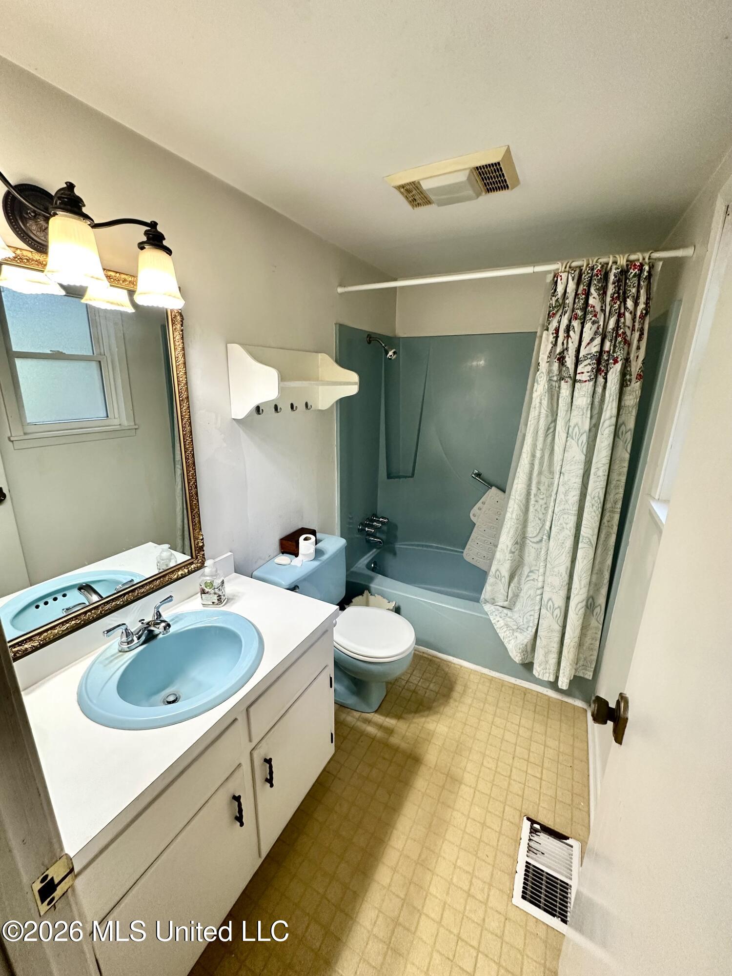 512 West Minnesota Street Brookhaven, MS 39601 - Photo 11 of 19 Primary bath