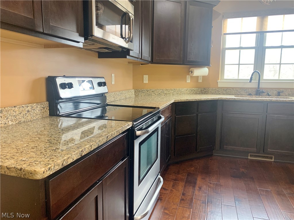 819 Brook Road Wadsworth, OH 44281 - Photo 13 of 35 Beautiful quality granite counters.