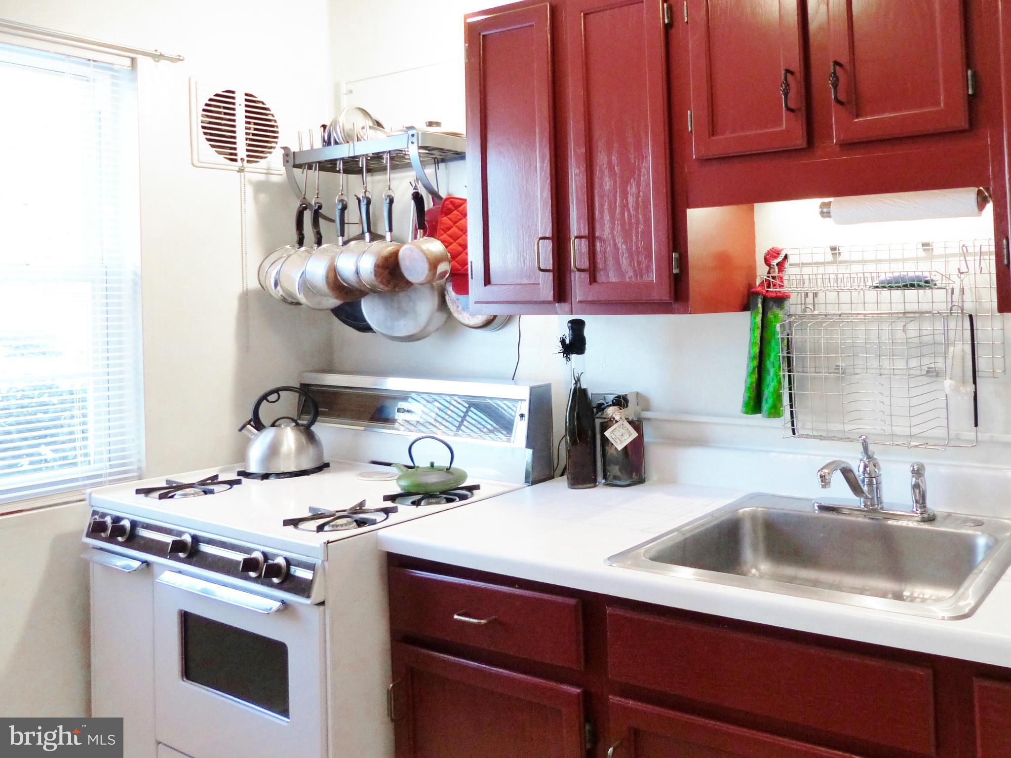 5212 8th Road South, Unit 1 Arlington, VA 22204 - Photo 5 of 14 Galley Kitchen w/gas cooking