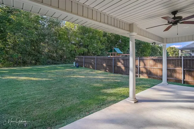 a view of a backyard