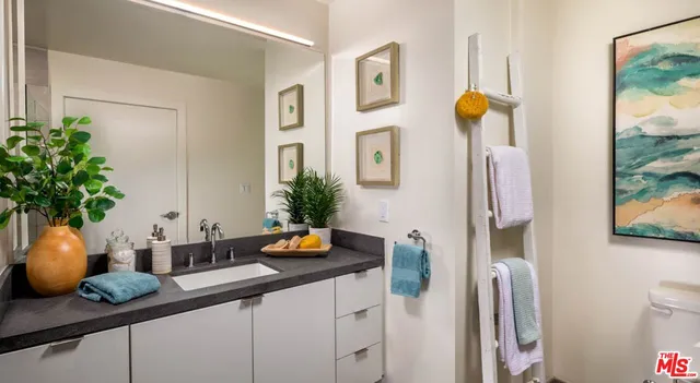 $4,216 | 10375 West Washington Boulevard, Unit 605, Culver City, CA 90232