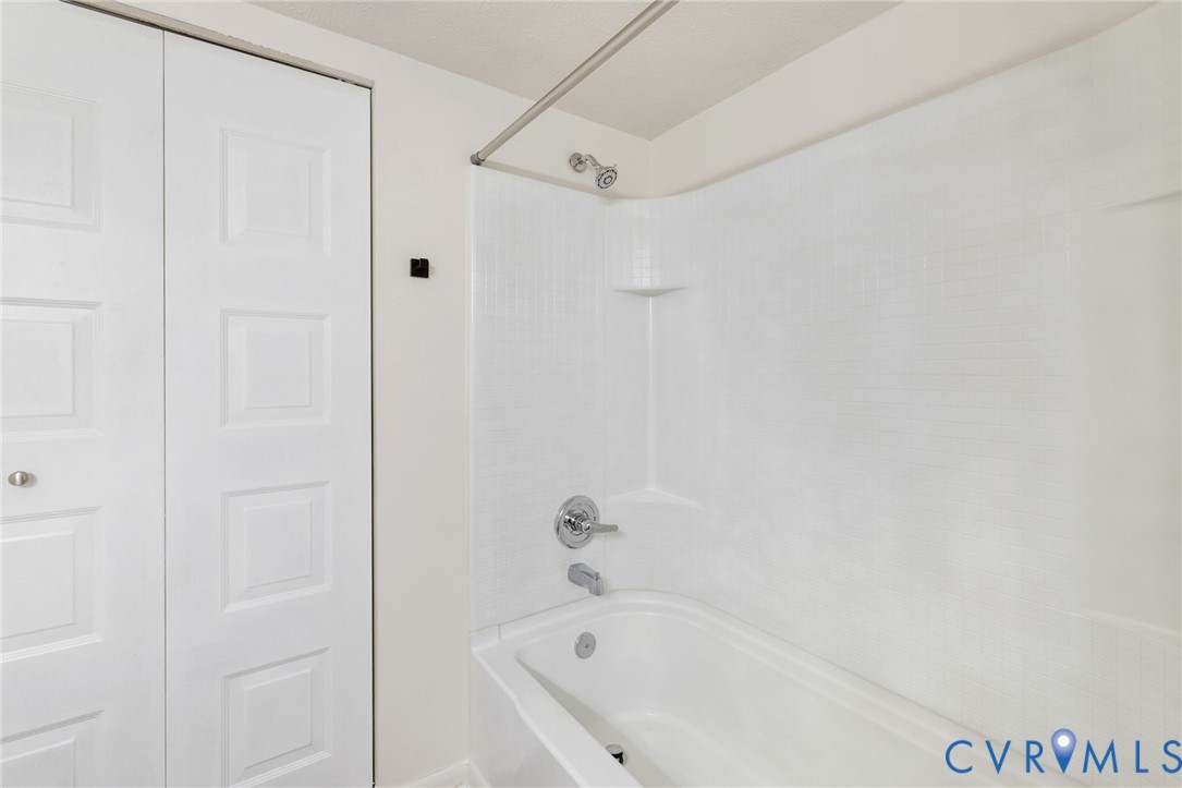 1501 Largo Road, Unit 301 Henrico, VA 23238 - Photo 26 of 40 a bathroom with a bathtub