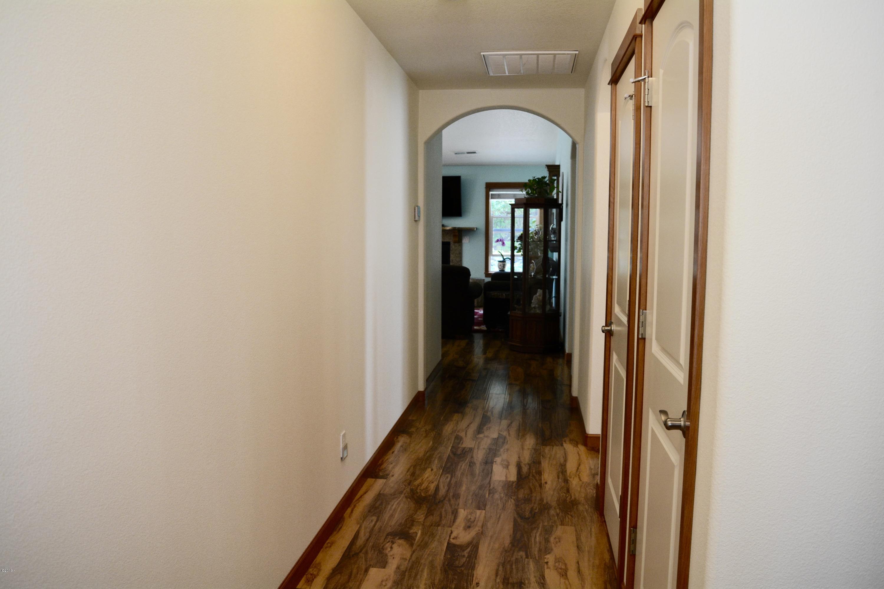 145 Southwest 61 Street Newport, OR 97366 - Photo 4 of 33 Entry