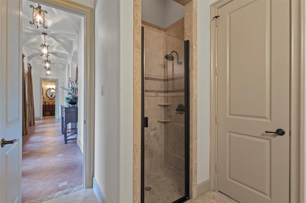 6804 Peter's Path Colleyville, TX 76034 - Photo 26 of 40 View of bathroom/hallway