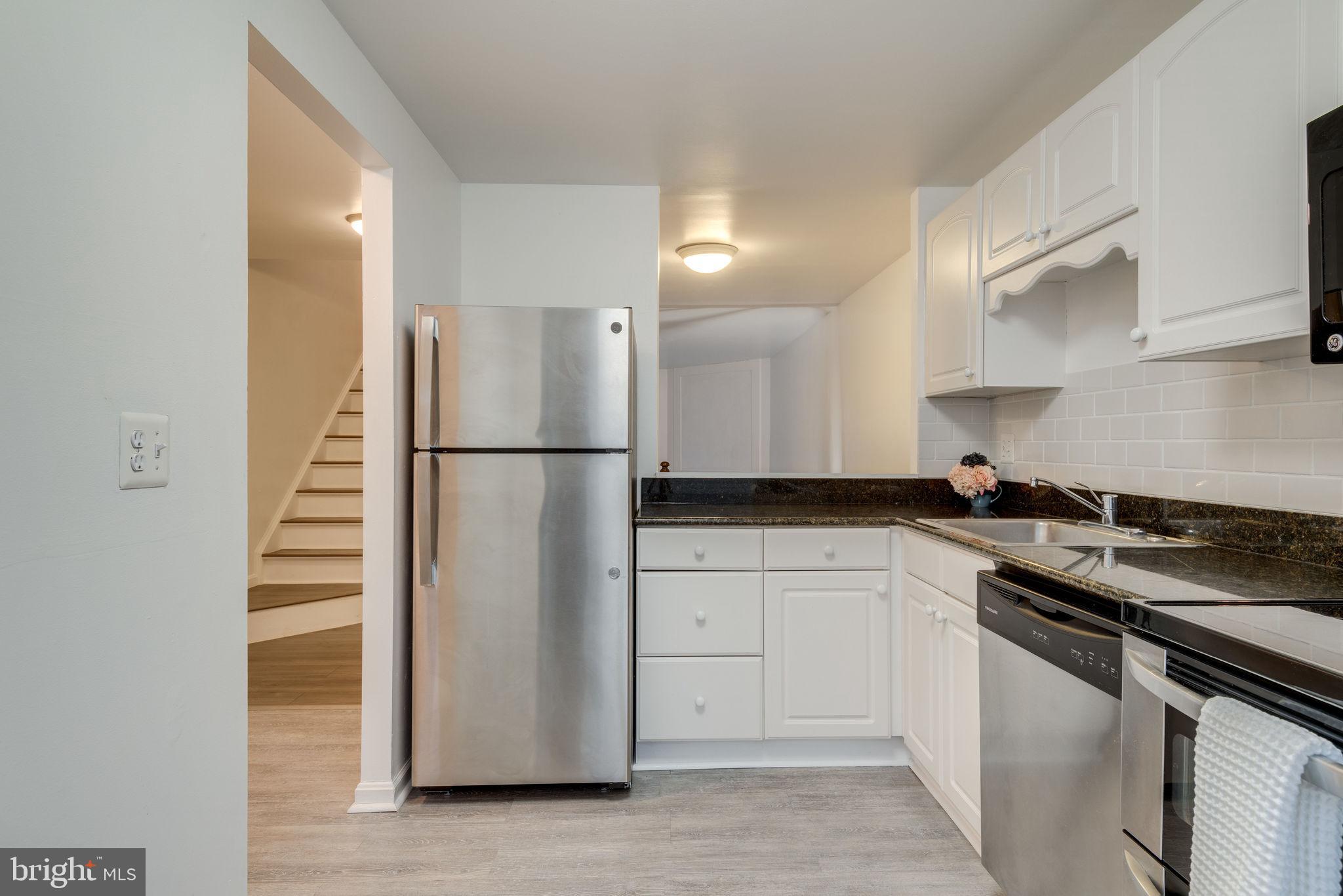 11219 Silentwood Lane Reston, VA 20191 - Photo 3 of 44 Stainless steel appliances
