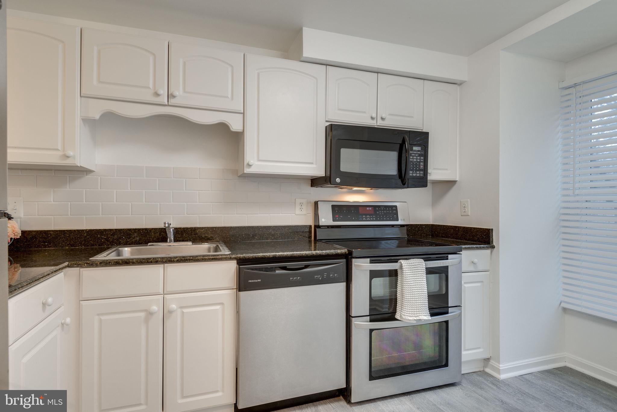 11219 Silentwood Lane Reston, VA 20191 - Photo 4 of 44 Granite countertops