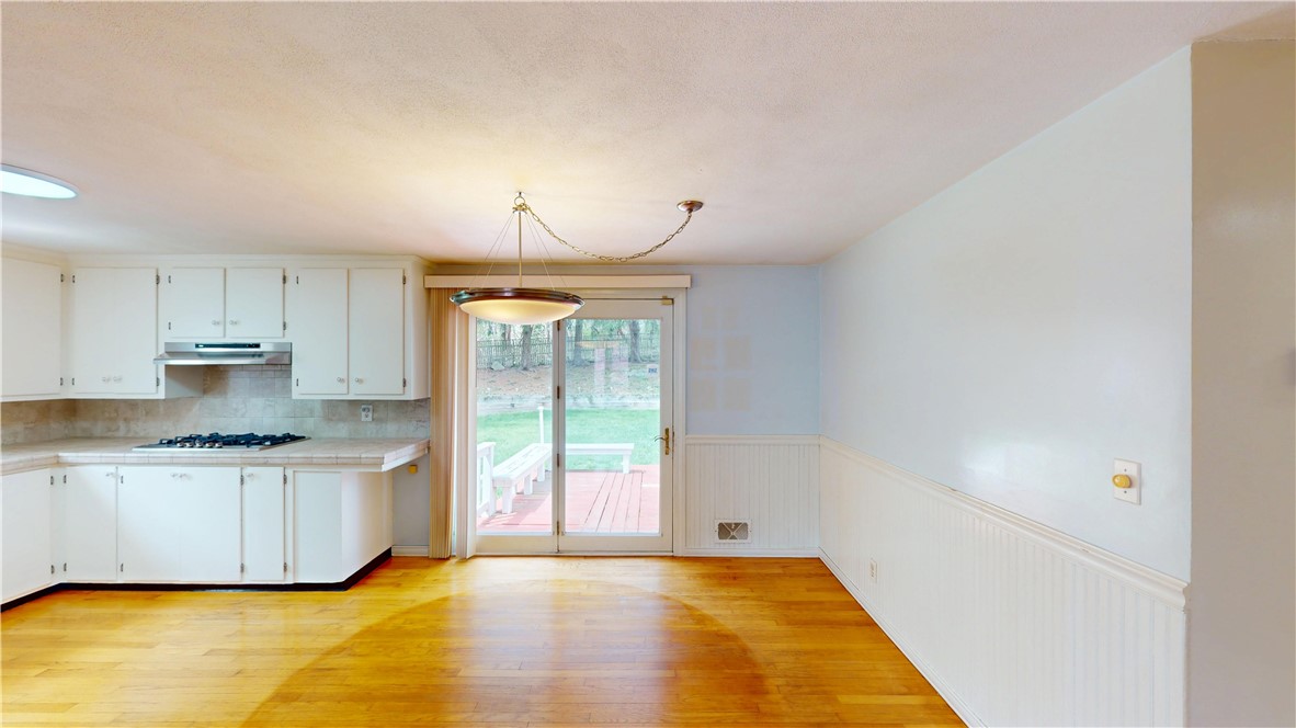 218 Douglas Road Warwick, RI 02886 - Photo 4 of 44