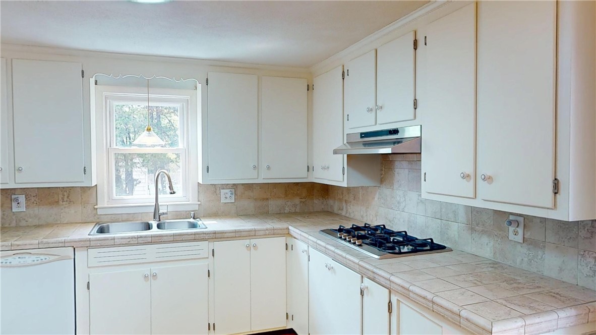 218 Douglas Road Warwick, RI 02886 - Photo 10 of 44