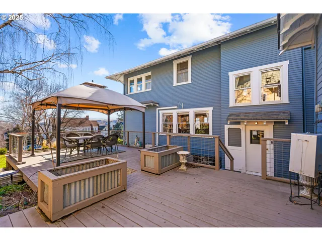 a view of a house with backyard