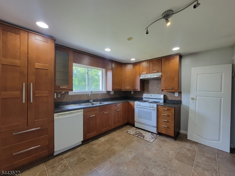 59 Troy Road Parsippany, NJ 07054 - Photo 6 of 21