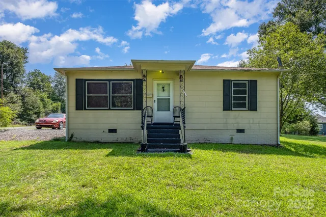 a view of a house with a yard