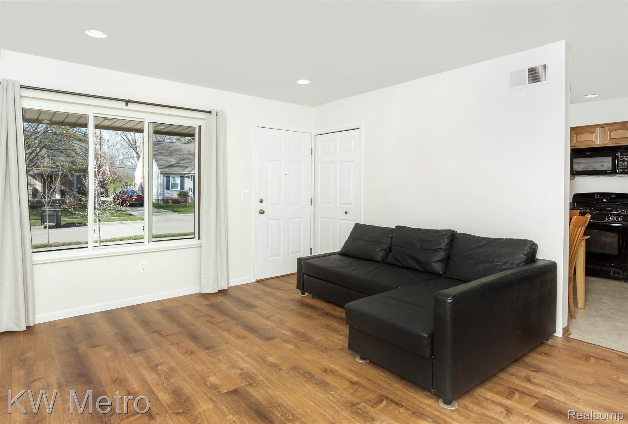 2221 Dorothea Road Berkley, MI 48072 - Photo 5 of 32 Gallery Image 5