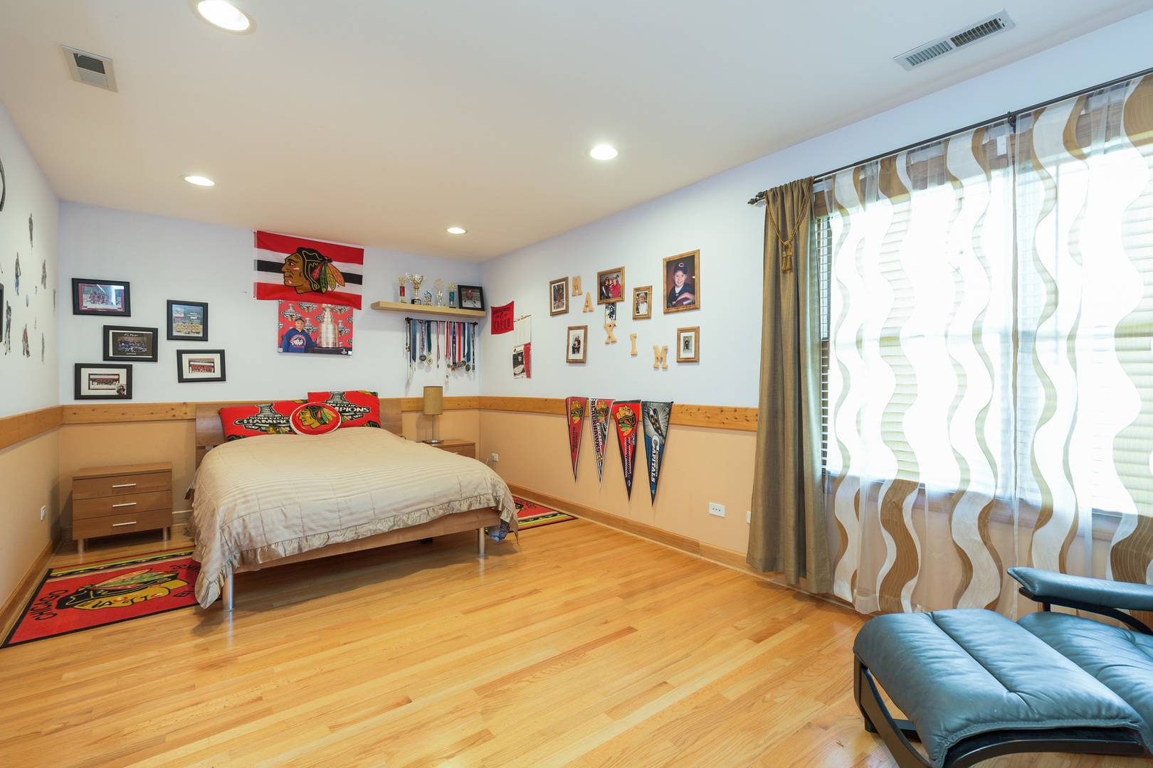1050 Ridge Road Highland Park, IL 60035 - Photo 21 of 33 a bedroom with a bed and a couch