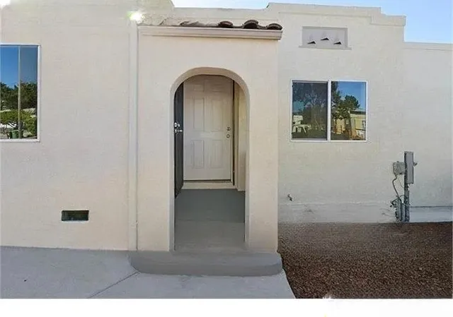 a view of entryway with kitchen