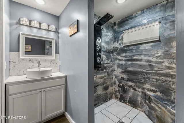 $475,000 | 817 Powell Valley Shores Circle, Speedwell, TN 37870