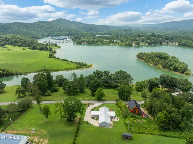 $475,000 | 817 Powell Valley Shores Circle, Speedwell, TN 37870