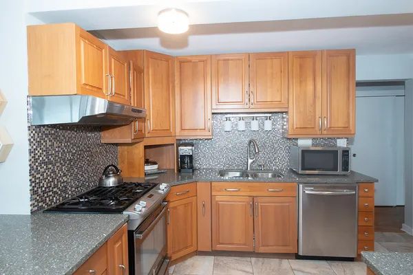 $420,000 | 5801 North Sheridan Road, Unit 18C, Chicago, IL 60660