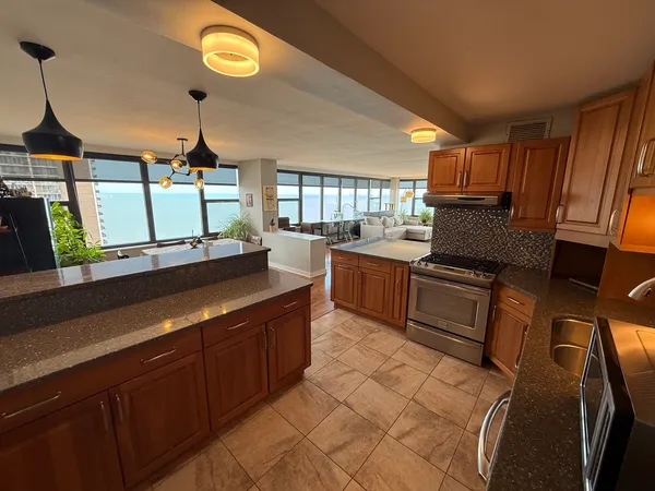 $420,000 | 5801 North Sheridan Road, Unit 18C, Chicago, IL 60660