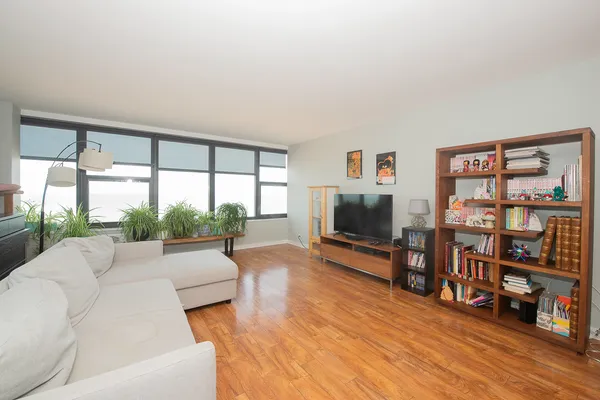 $420,000 | 5801 North Sheridan Road, Unit 18C, Chicago, IL 60660