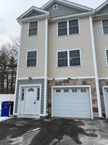 $2,750 | 607 Holt Avenue, Manchester, NH 03109