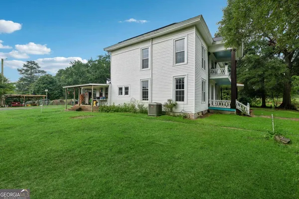 a view of a house with backyard and garden