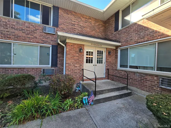 $259,000 | 111 Edmunton Drive, Unit G4, North Babylon, NY 11703