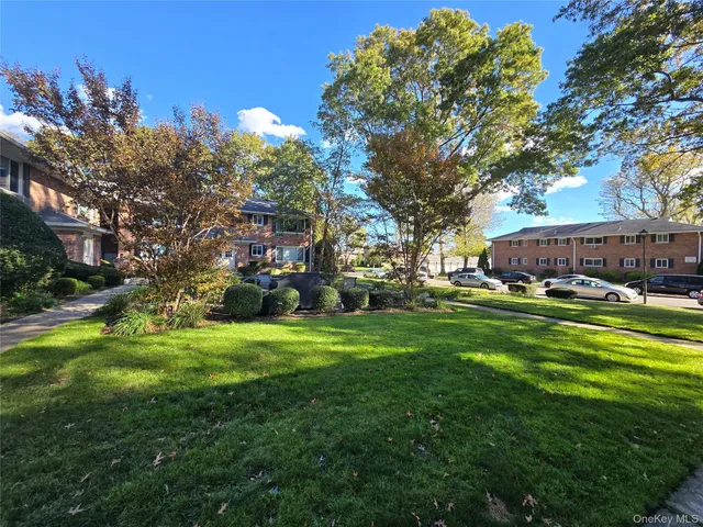 $269,990 | 111 Edmunton Drive, Unit G4, North Babylon, NY 11703