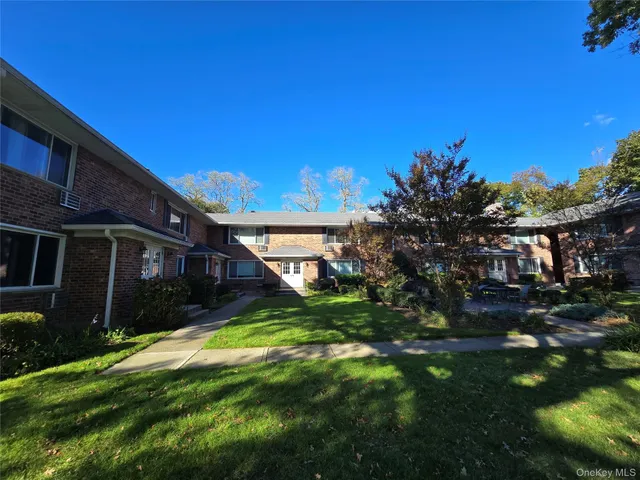 $269,990 | 111 Edmunton Drive, Unit G4, North Babylon, NY 11703