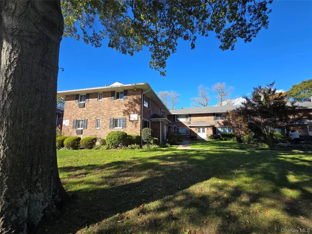 $269,990 | 111 Edmunton Drive, Unit G4, North Babylon, NY 11703
