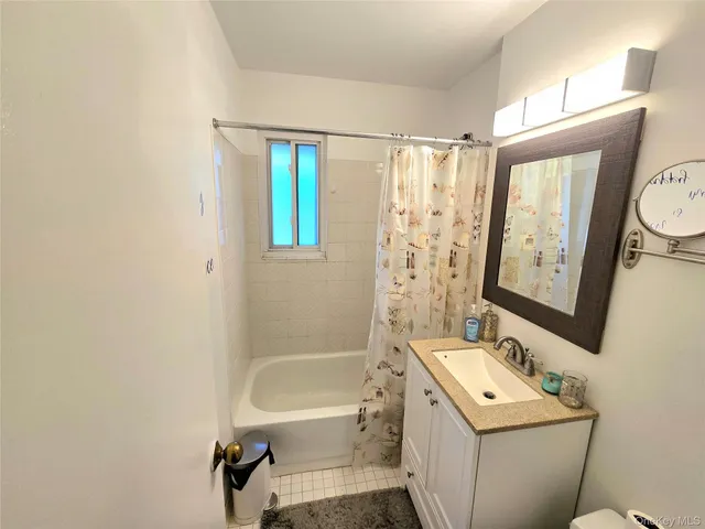 $269,990 | 111 Edmunton Drive, Unit G4, North Babylon, NY 11703