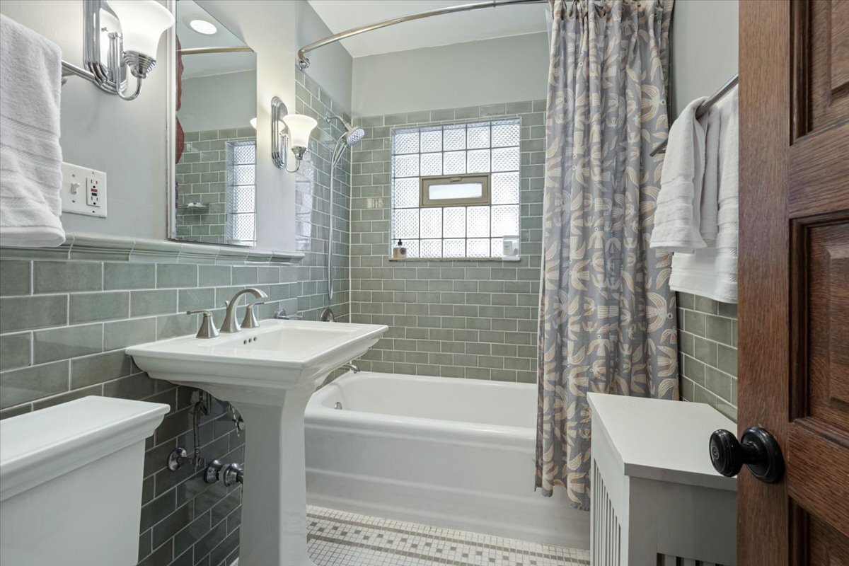 233 South Ridgeland Avenue Oak Park, IL 60302 - Photo 16 of 20 a bathroom with a sink a toilet and a bathtub