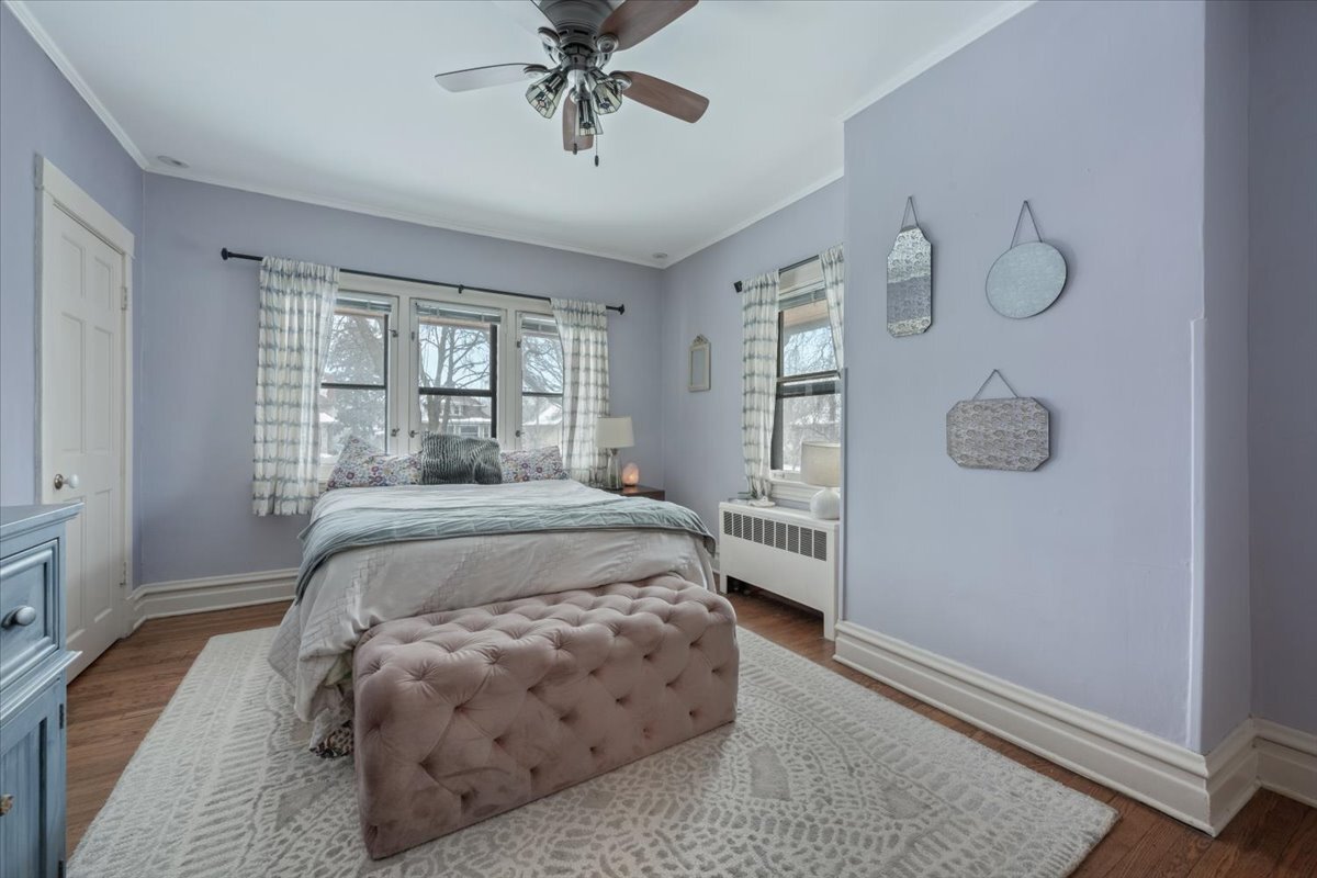 233 South Ridgeland Avenue Oak Park, IL 60302 - Photo 17 of 20 a bedroom with a bed and window