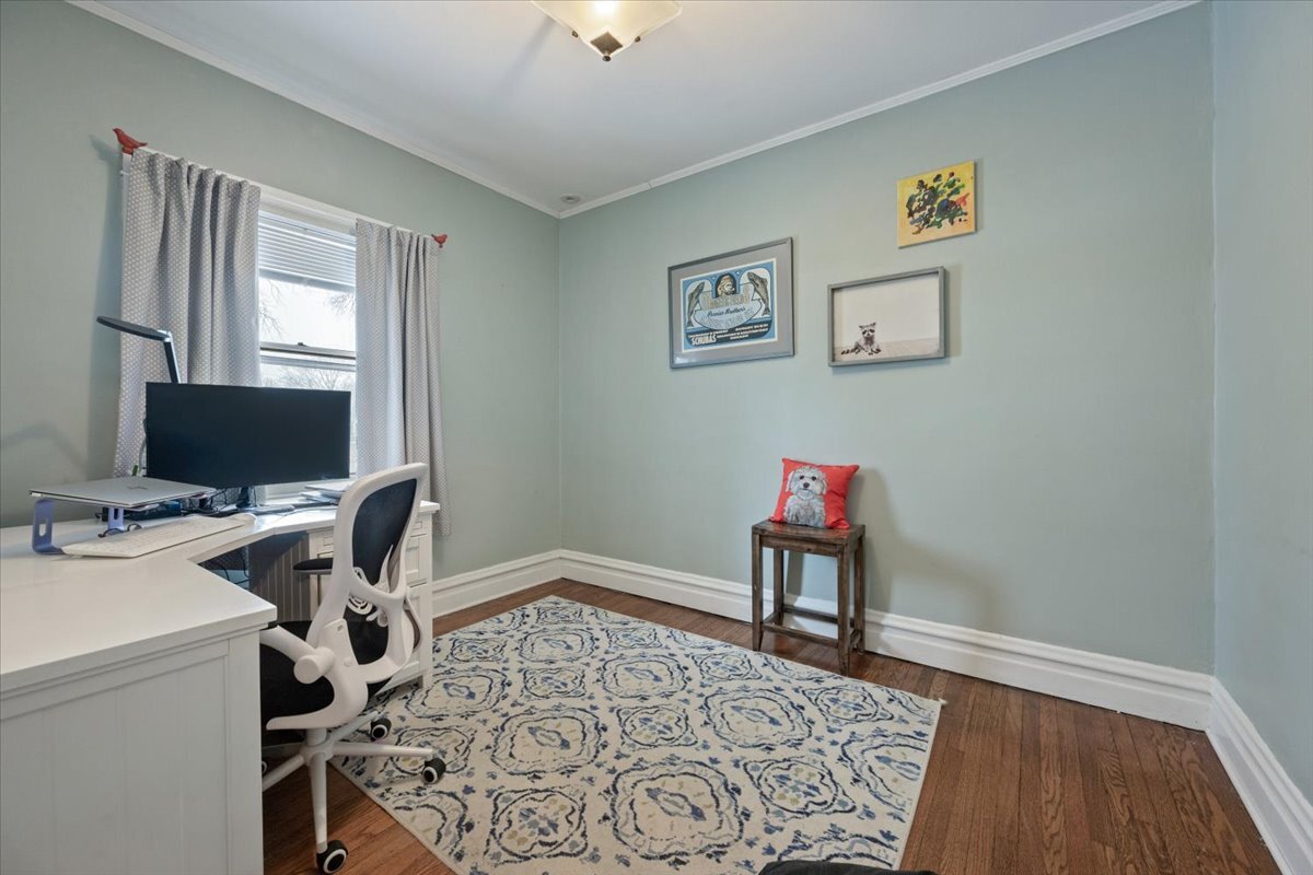233 South Ridgeland Avenue Oak Park, IL 60302 - Photo 20 of 20 a room with a workspace