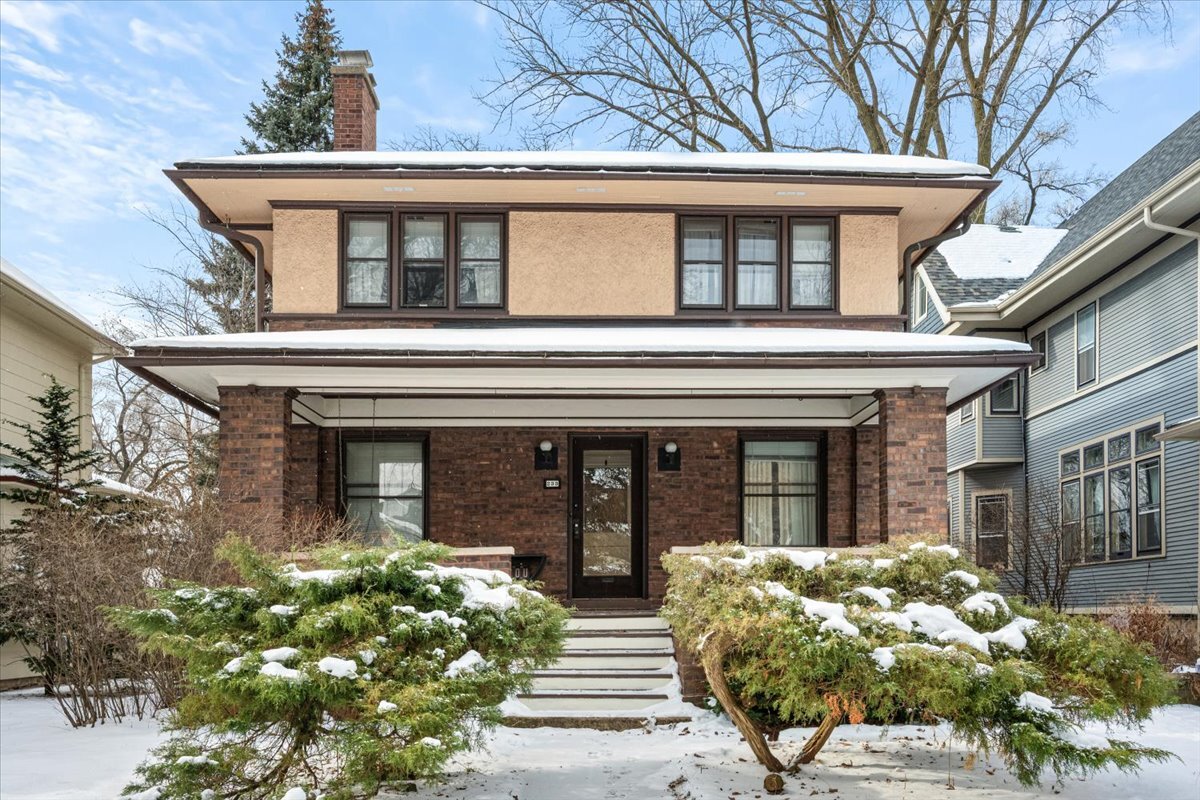 233 South Ridgeland Avenue Oak Park, IL 60302 - Photo 2 of 20 front view of a house