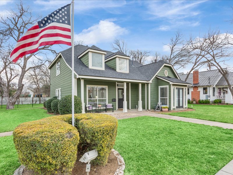 1205 South Main Street Georgetown, TX 78626 - Photo 31 of 35 front view of a house with a yard