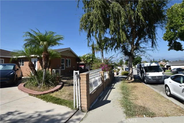 a view of a house with backyard and sitting area