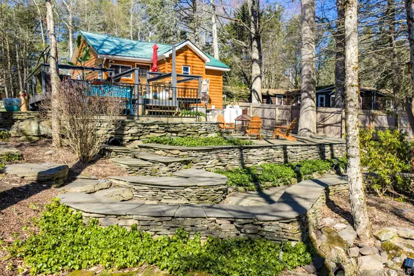 a view of yard and patio