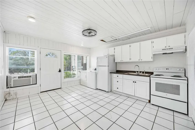 $420,000 | 1919 12th Avenue West, Bradenton, FL 34205