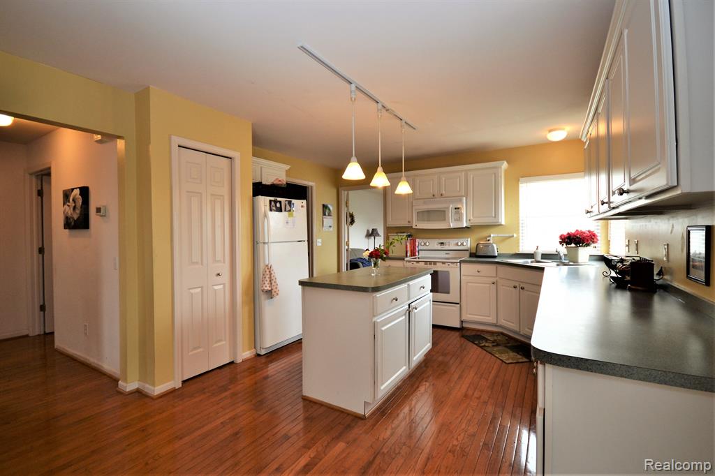 4890 Spring Meadow Drive Clarkston, MI 48348 - Photo 6 of 23