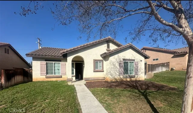 a view of a house with backyard and porch