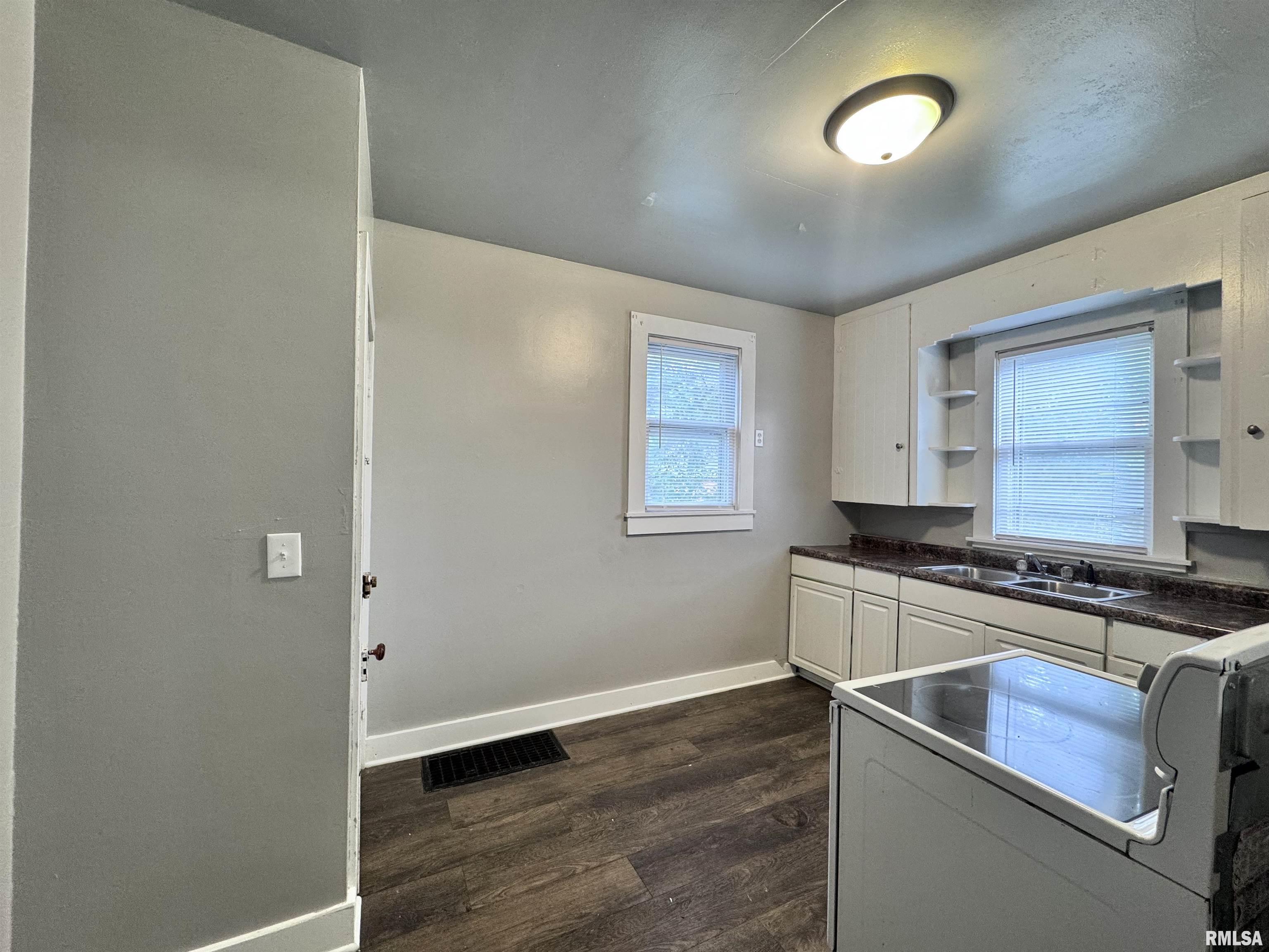 217 North Clay Street Macomb, IL 61455 - Photo 6 of 17