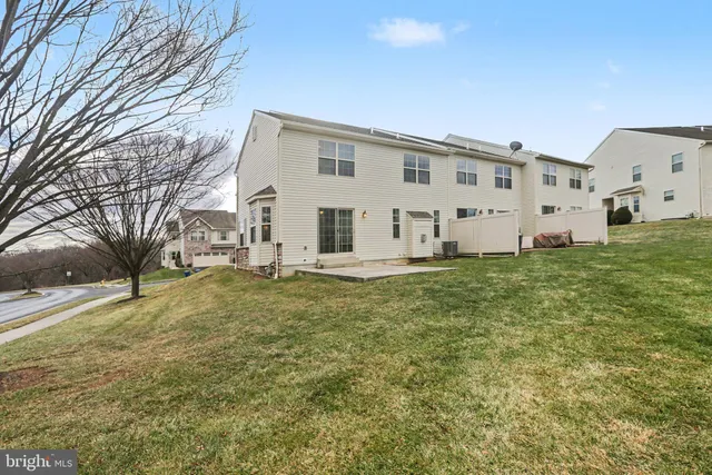 a view of an house with backyard