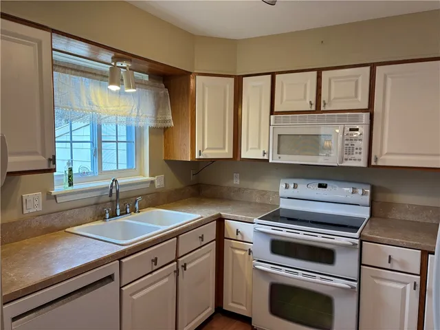 $369,900 | 62 Governors Hill, Unit 572, West Warwick, RI 02893