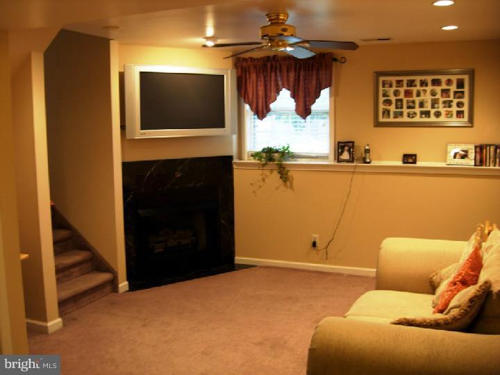 317 Aberdeen Road Williamstown, NJ 08094 - Photo 6 of 12 Family Room