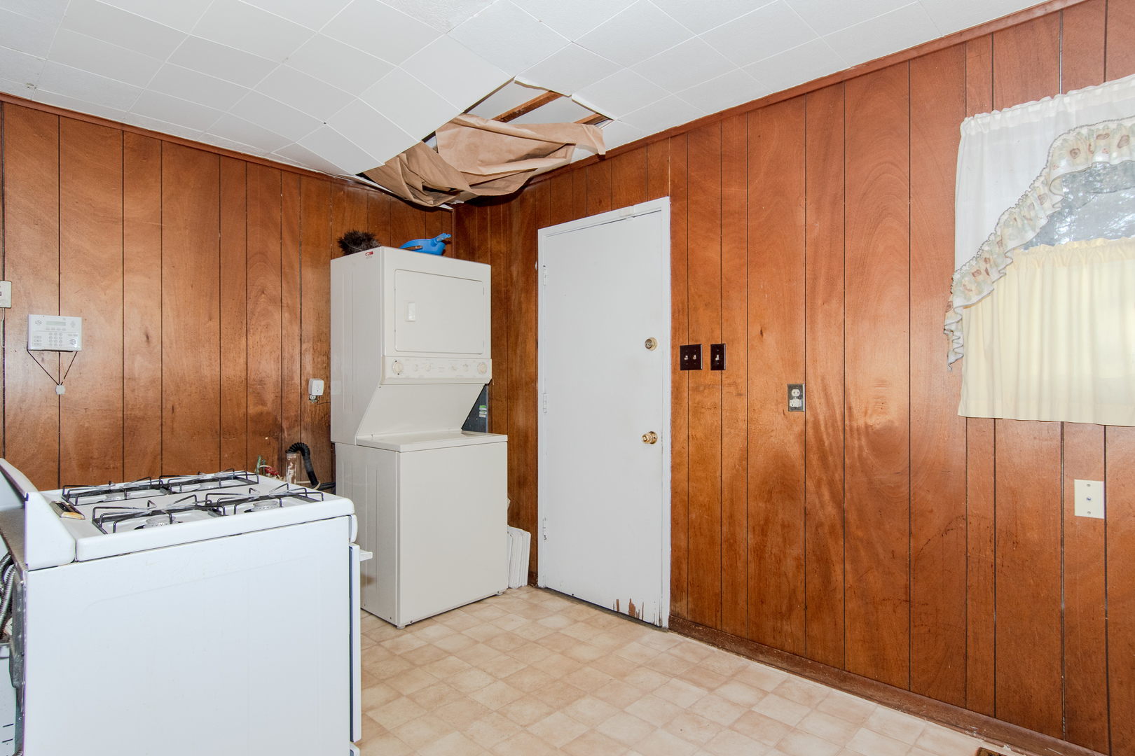 306 Luana Road Joliet, IL 60433 - Photo 15 of 25 a utility room with dryer and washer