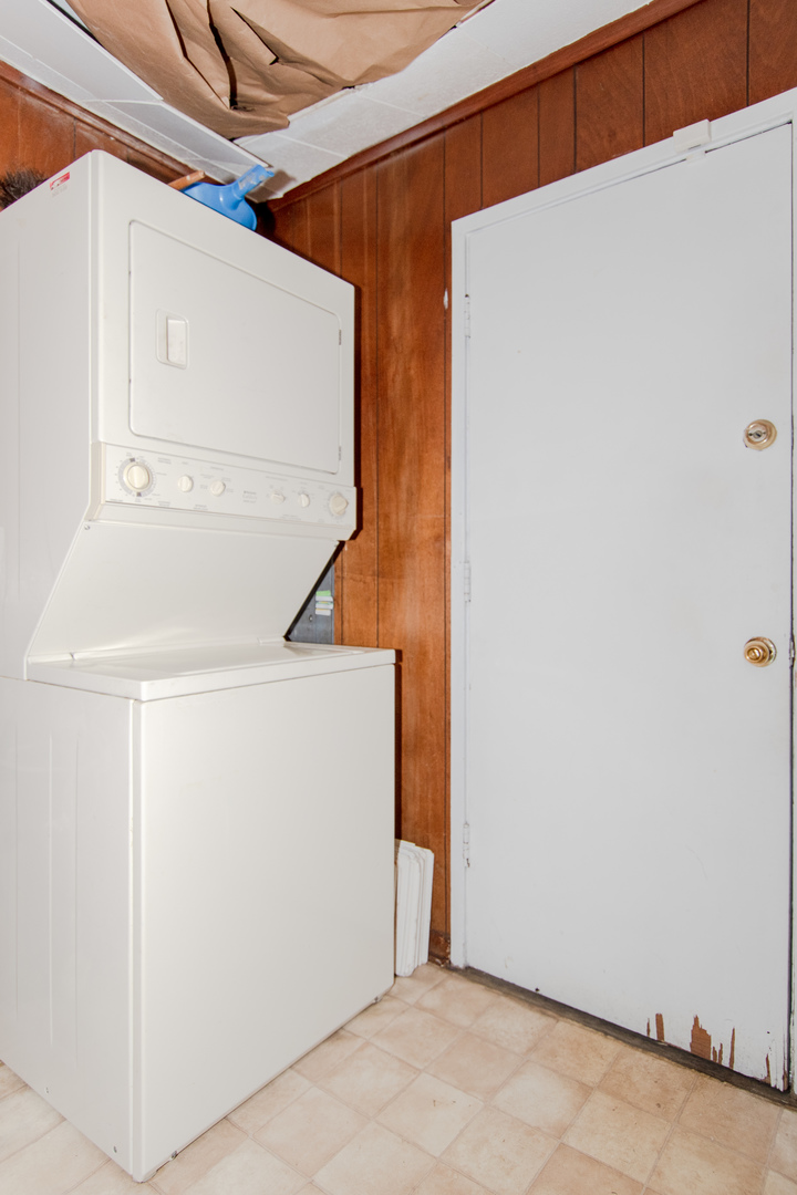 306 Luana Road Joliet, IL 60433 - Photo 16 of 25 a utility room with dryer and washer