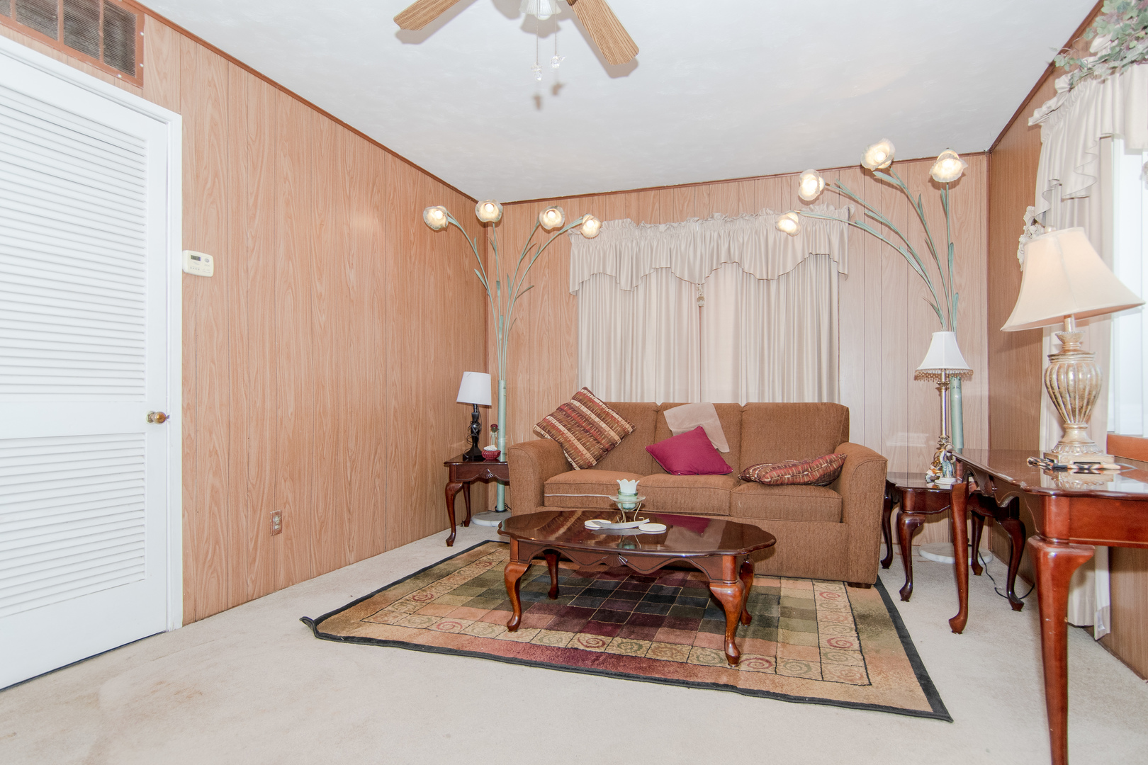 306 Luana Road Joliet, IL 60433 - Photo 10 of 25 a living room with furniture